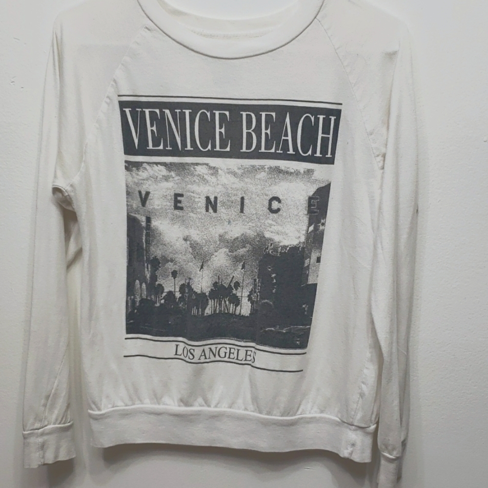 ON FIRE  white long sleve blouse size M.  D6